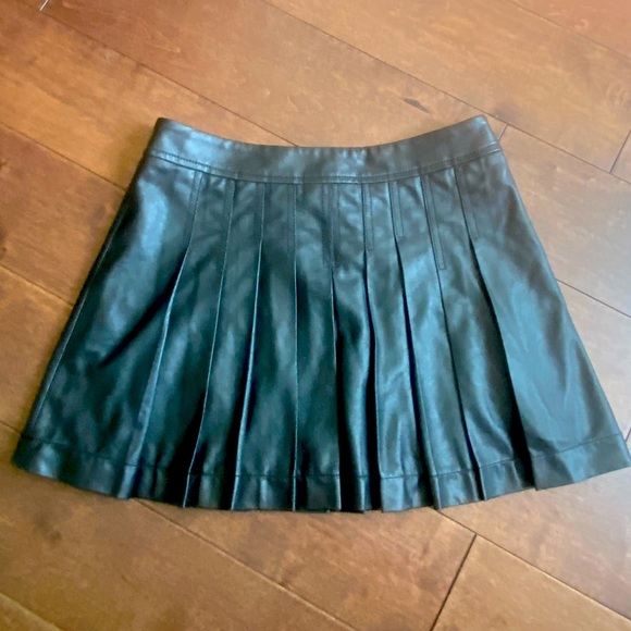 BCBG Pleated Mini Skirt - Picture 4 of 5
